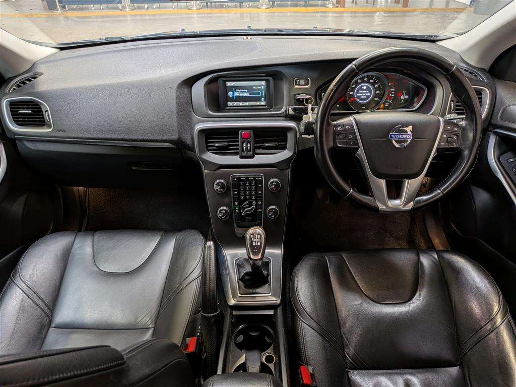 <p>2014 VOLVO V40 SE LUX D2</p>