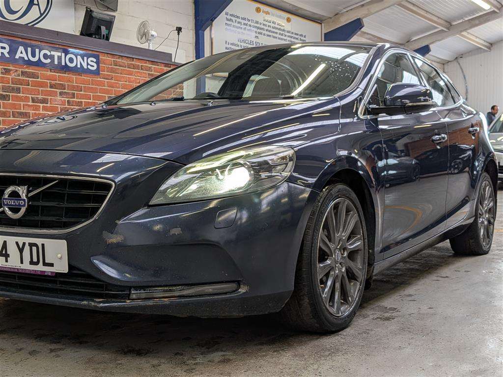 <p>2014 VOLVO V40 SE LUX D2</p>