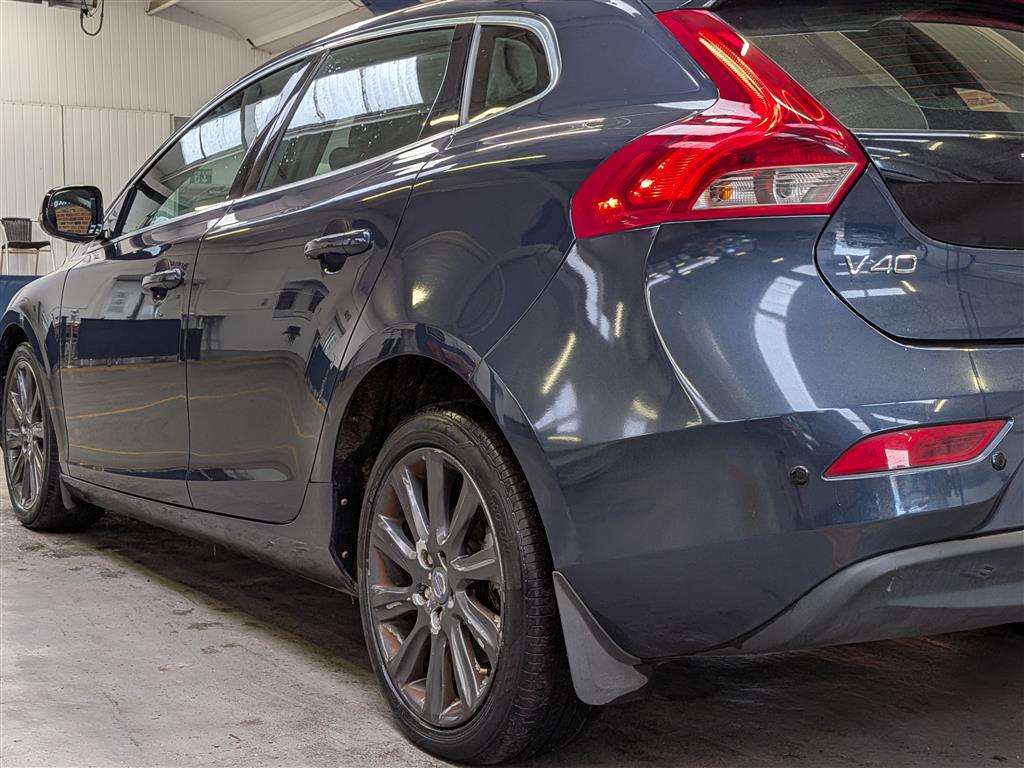 <p>2014 VOLVO V40 SE LUX D2</p>