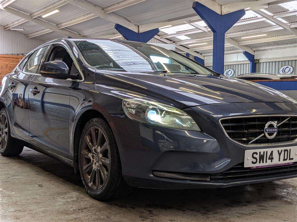 <p>2014 VOLVO V40 SE LUX D2</p>