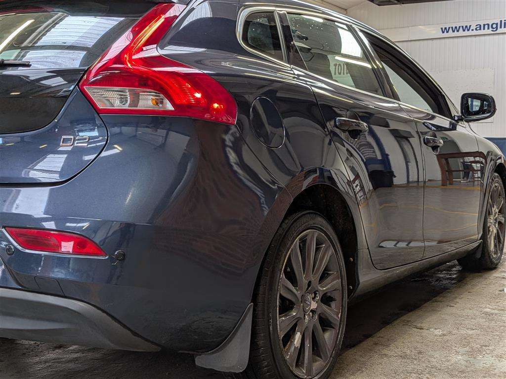 <p>2014 VOLVO V40 SE LUX D2</p>