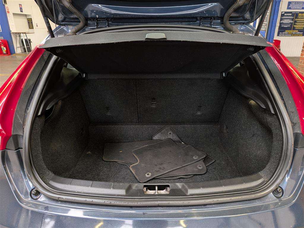 <p>2014 VOLVO V40 SE LUX D2</p>