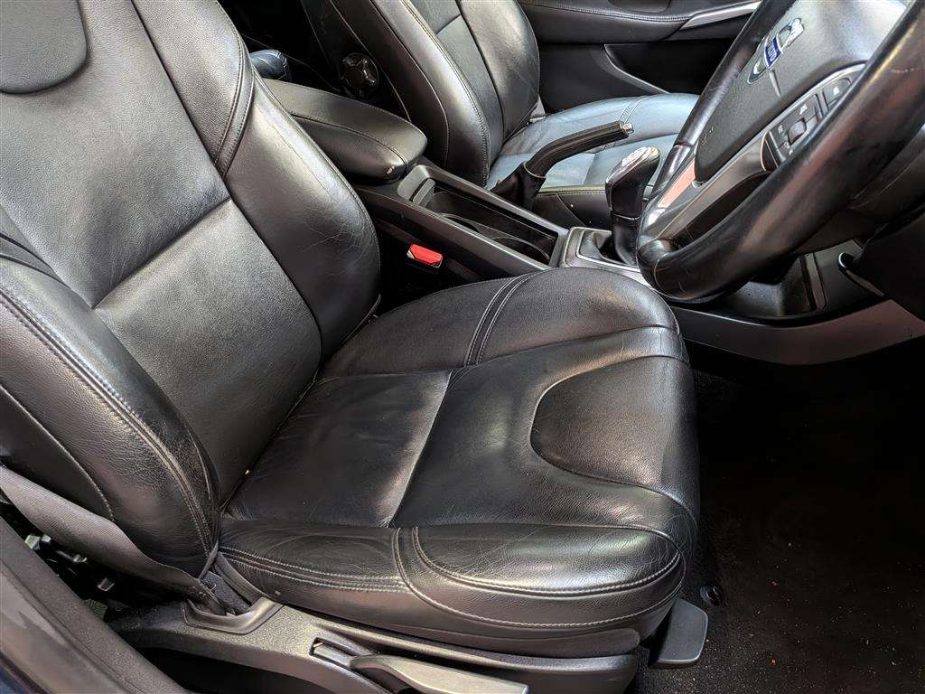 <p>2014 VOLVO V40 SE LUX D2</p>