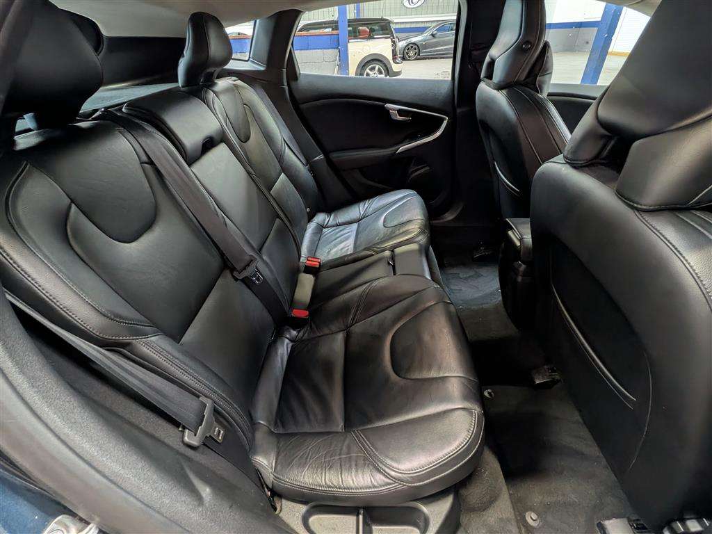 <p>2014 VOLVO V40 SE LUX D2</p>