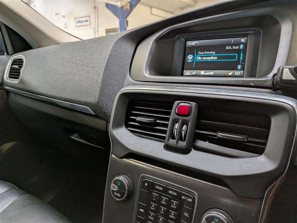<p>2014 VOLVO V40 SE LUX D2</p>