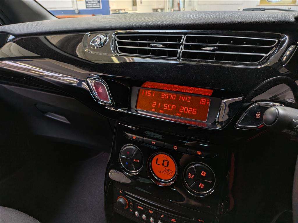 <p>2011 CITROEN DS3 DSTYLE E-HDI</p>