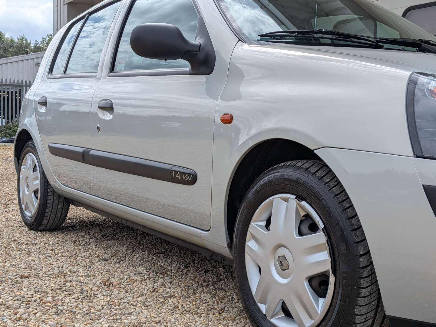<p>2002 RENAULT CLIO EXPRESSION+ 16V - ONE REGISTERED OWNER, 17K MILES FROM NEW</p>