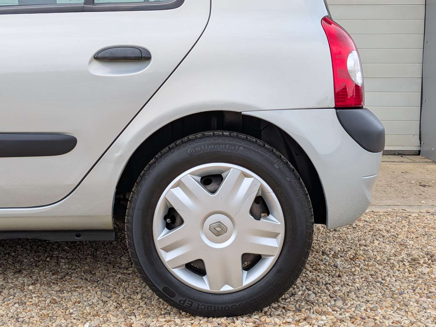 <p>2002 RENAULT CLIO EXPRESSION+ 16V - ONE REGISTERED OWNER, 17K MILES FROM NEW</p>