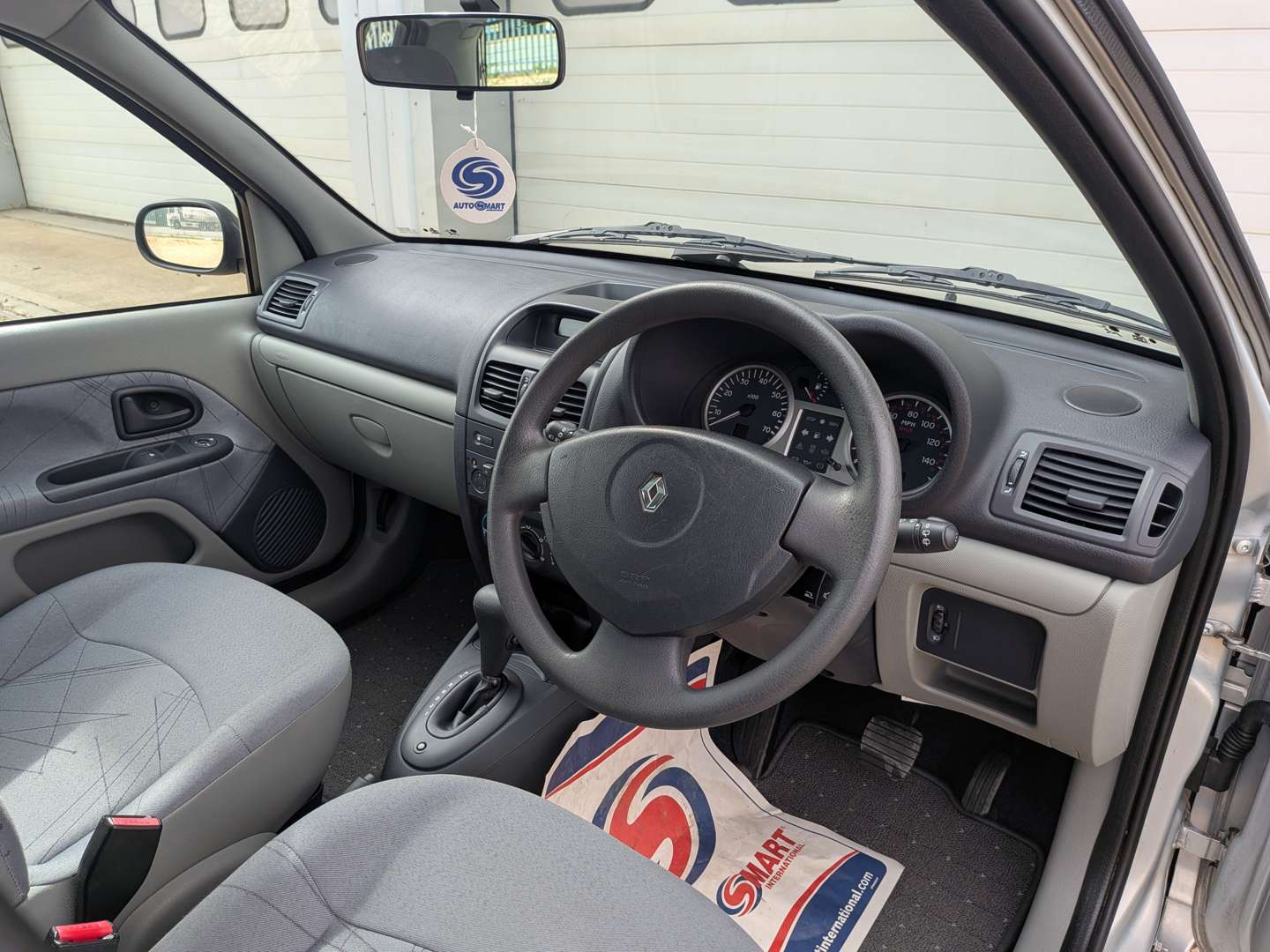 <p>2002 RENAULT CLIO EXPRESSION+ 16V - ONE REGISTERED OWNER, 17K MILES FROM NEW</p>