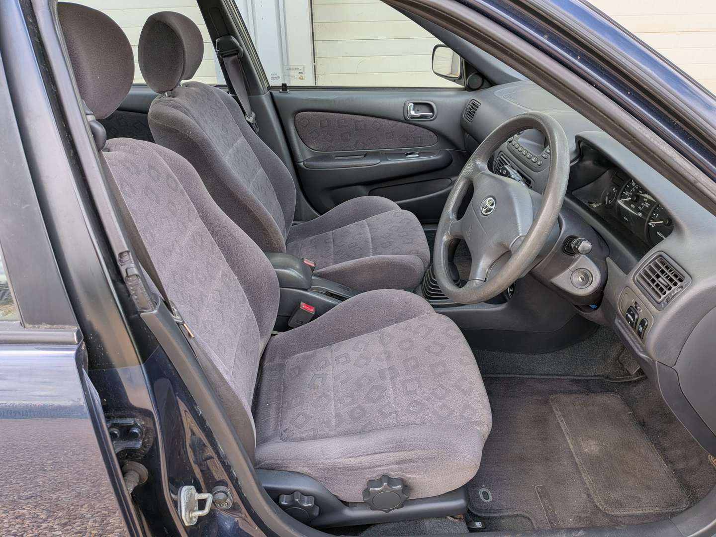 <p>2000 TOYOTA COROLLA VVTI GLS</p>