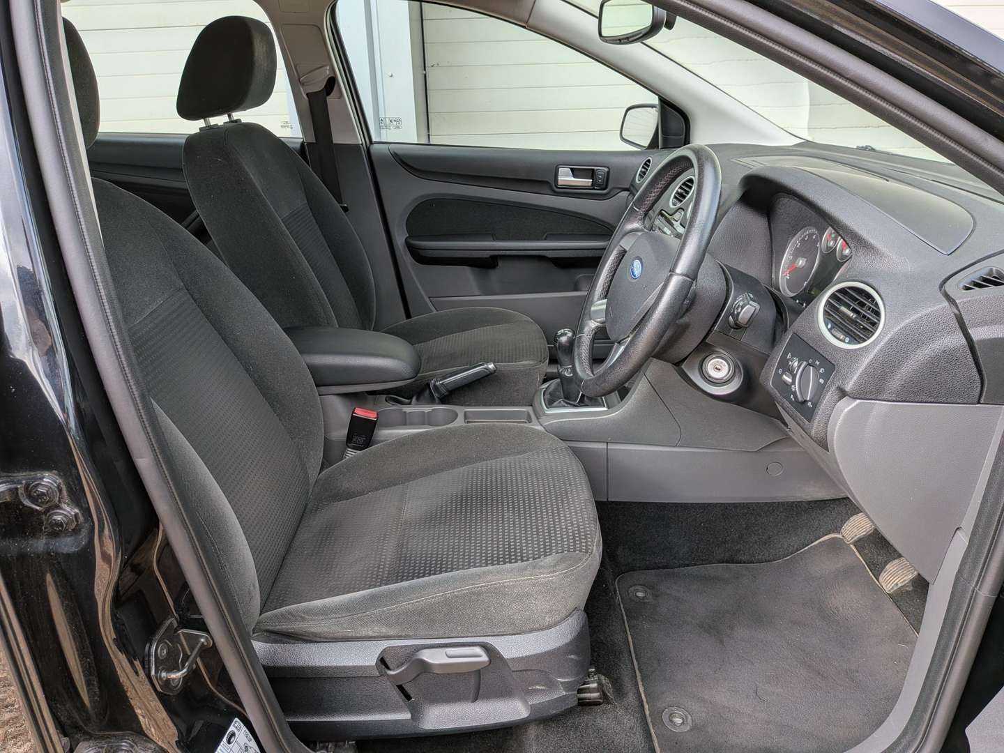 <p>2005 FORD FOCUS GHIA T - UNDER 30K MILES FROM NEW</p>