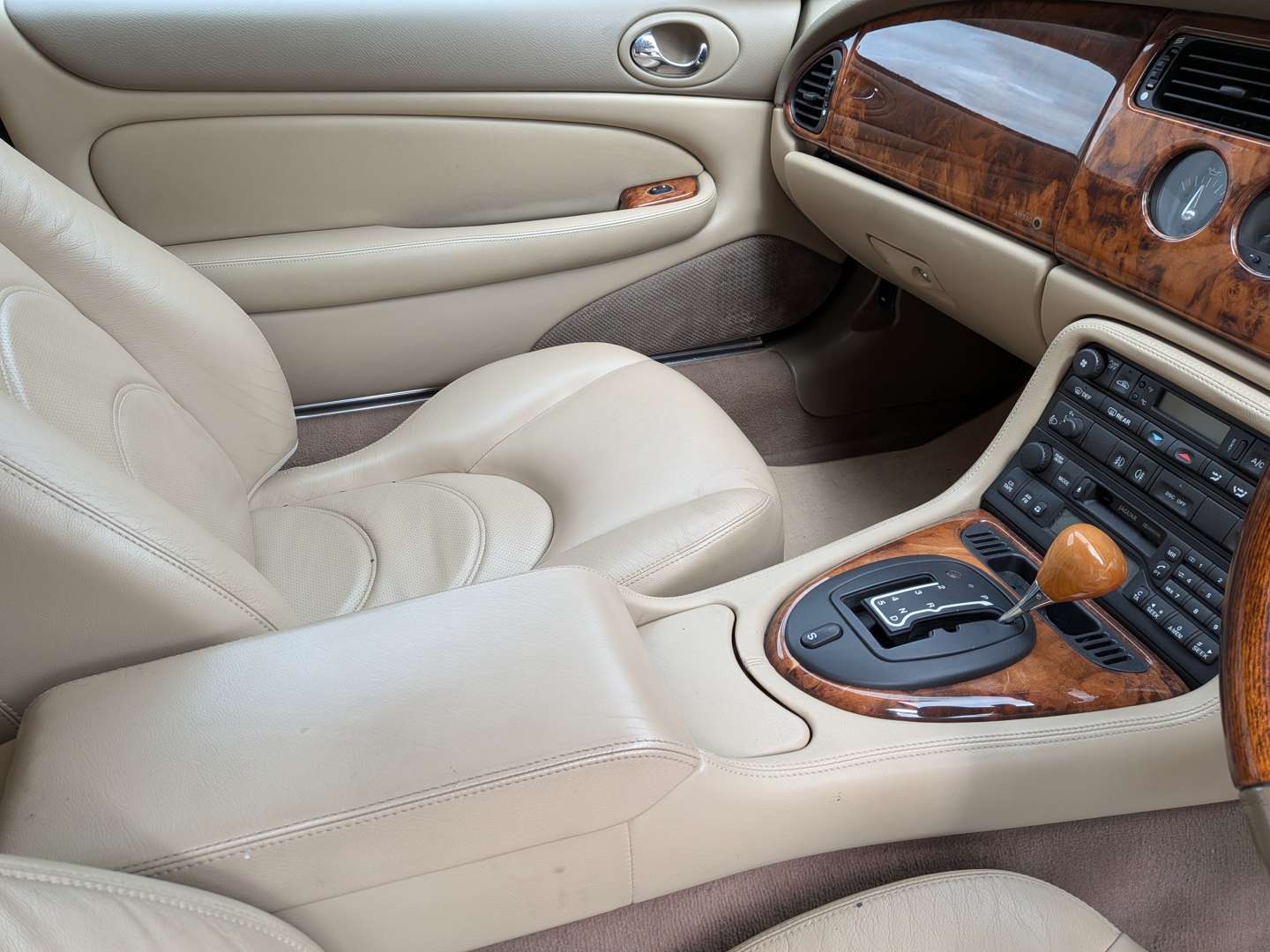 <p>2004 JAGUAR XK8 4.2 COUPE AUTO</p>