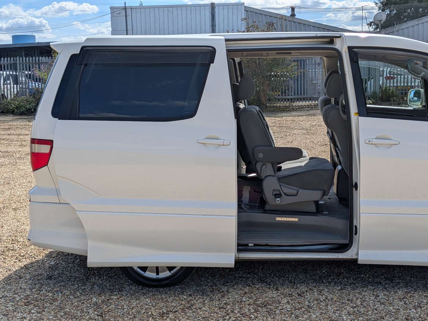 <p>2003 TOYOTA ALPHARD</p>