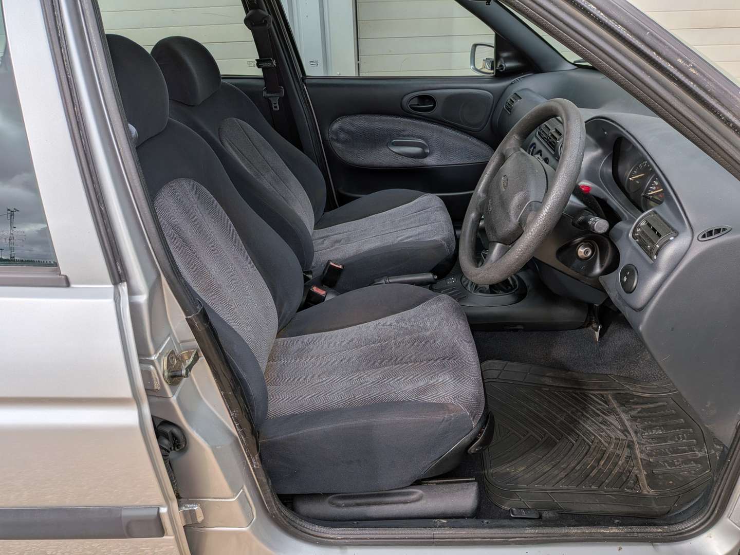 <p>2000 FORD ESCORT FLIGHT</p>