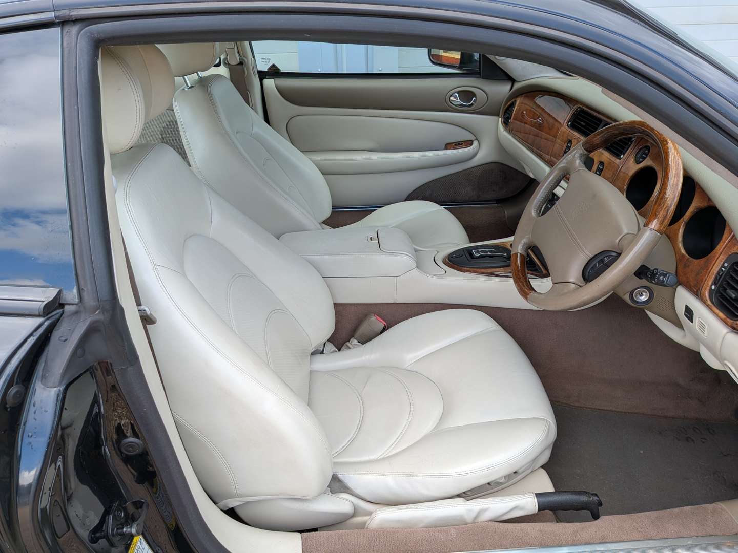 <p>2004 JAGUAR XKR</p>