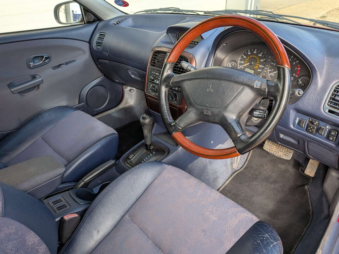 <p>2000 MITSUBISHI CARISMA ELEGANCE GDI</p>