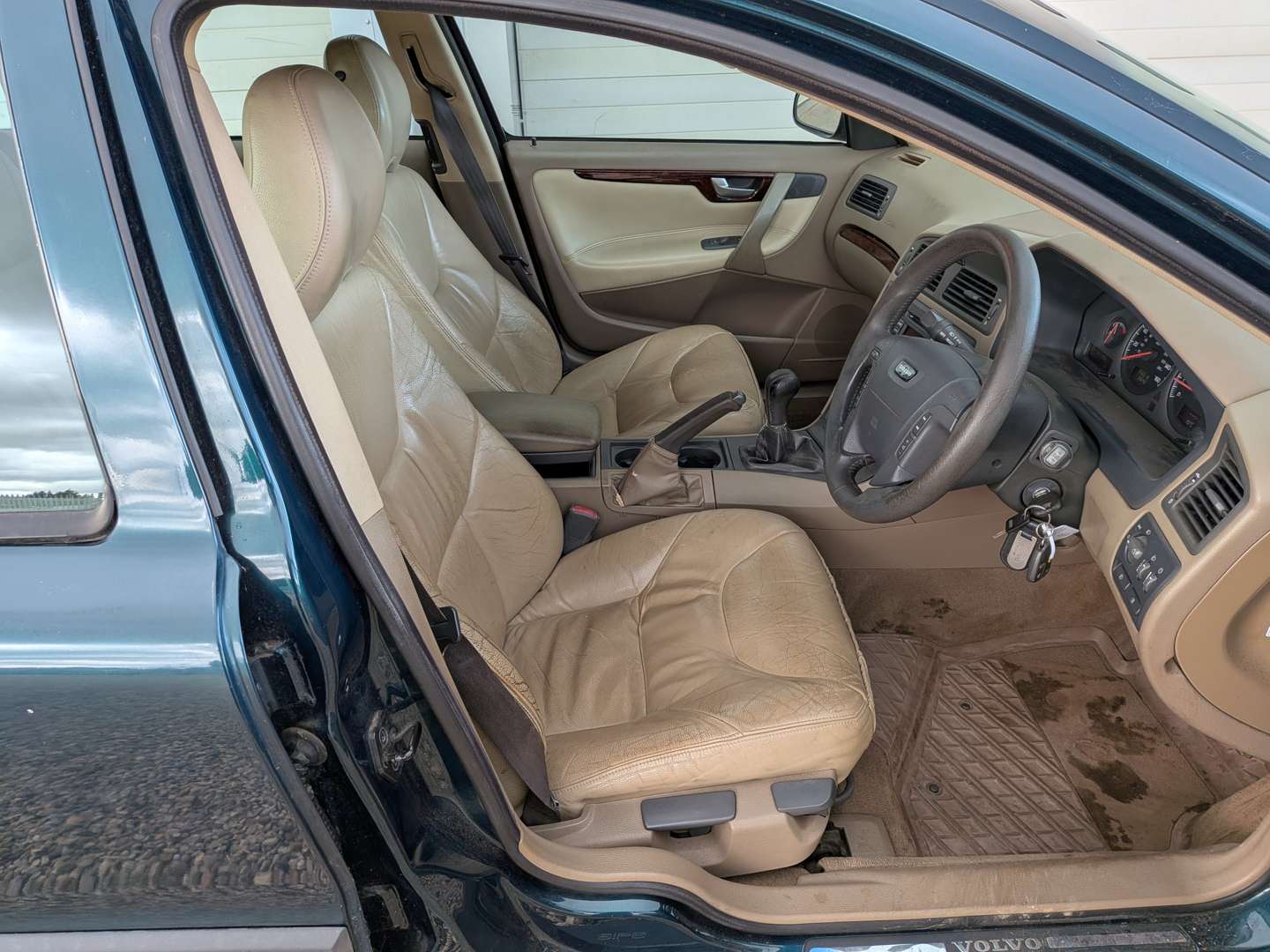 <p>2001 VOLVO V70</p>