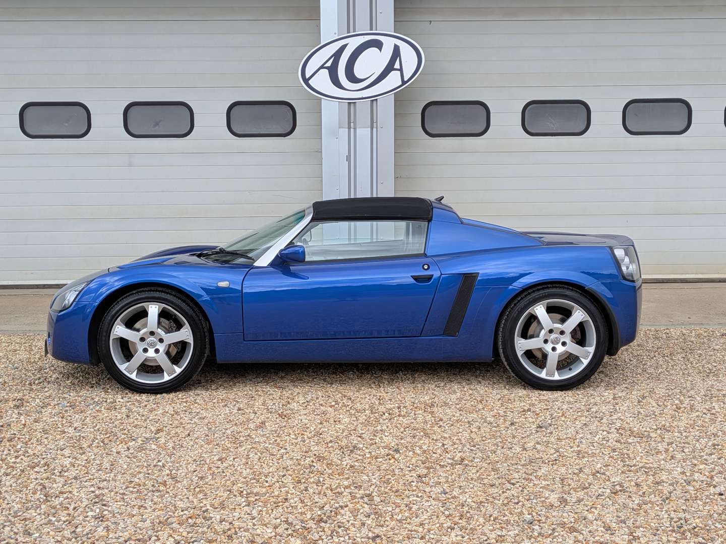 <p>2001 VAUXHALL VX 220 CONVERTIBLE</p>