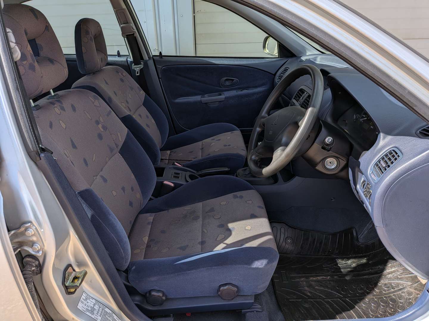 <p>2001 MITSUBISHI CARISMA EQUIPPE GDI</p>