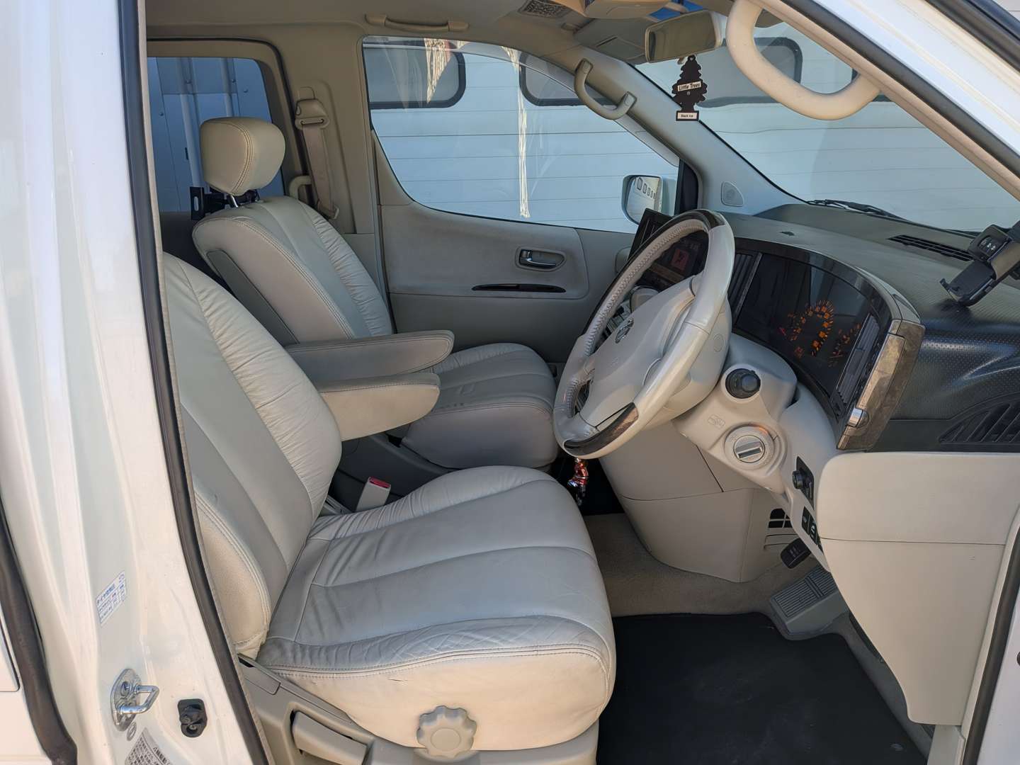 <p>2003 NISSAN ELGRAND - EX KATIE PRICE</p>