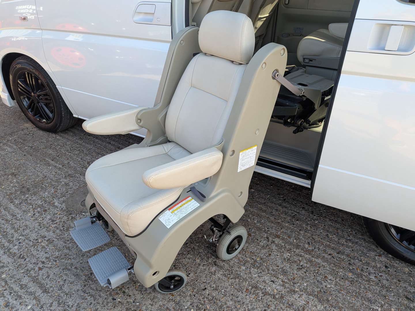 <p>2003 NISSAN ELGRAND - EX KATIE PRICE</p>