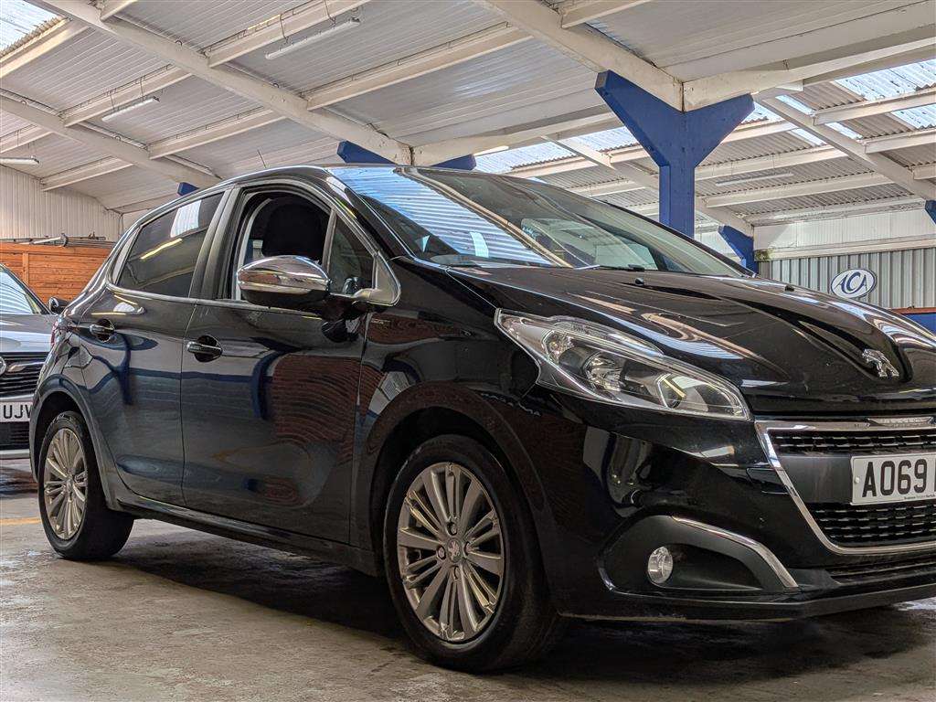 <p>2019 PEUGEOT 208 SIGNATURE PURETECH S/</p>