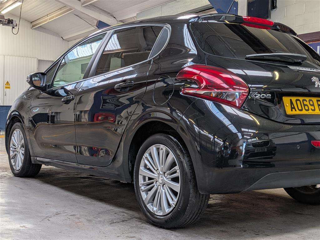 <p>2019 PEUGEOT 208 SIGNATURE PURETECH S/</p>