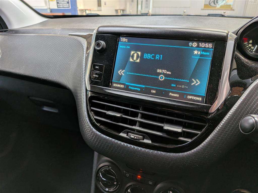 <p>2019 PEUGEOT 208 SIGNATURE PURETECH S/</p>