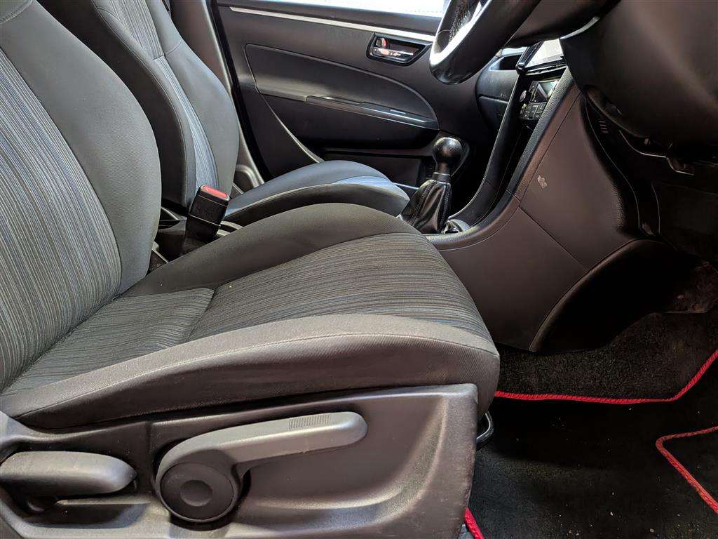 <p>2015 SUZUKI SWIFT SZ4</p>