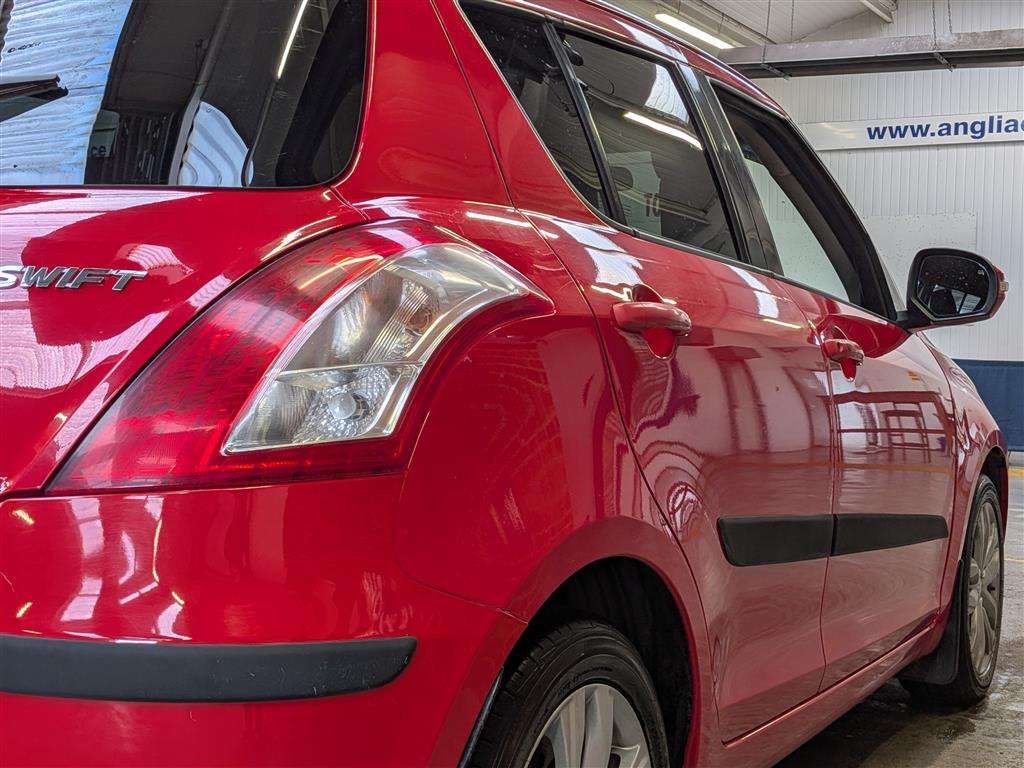 <p>2015 SUZUKI SWIFT SZ4</p>