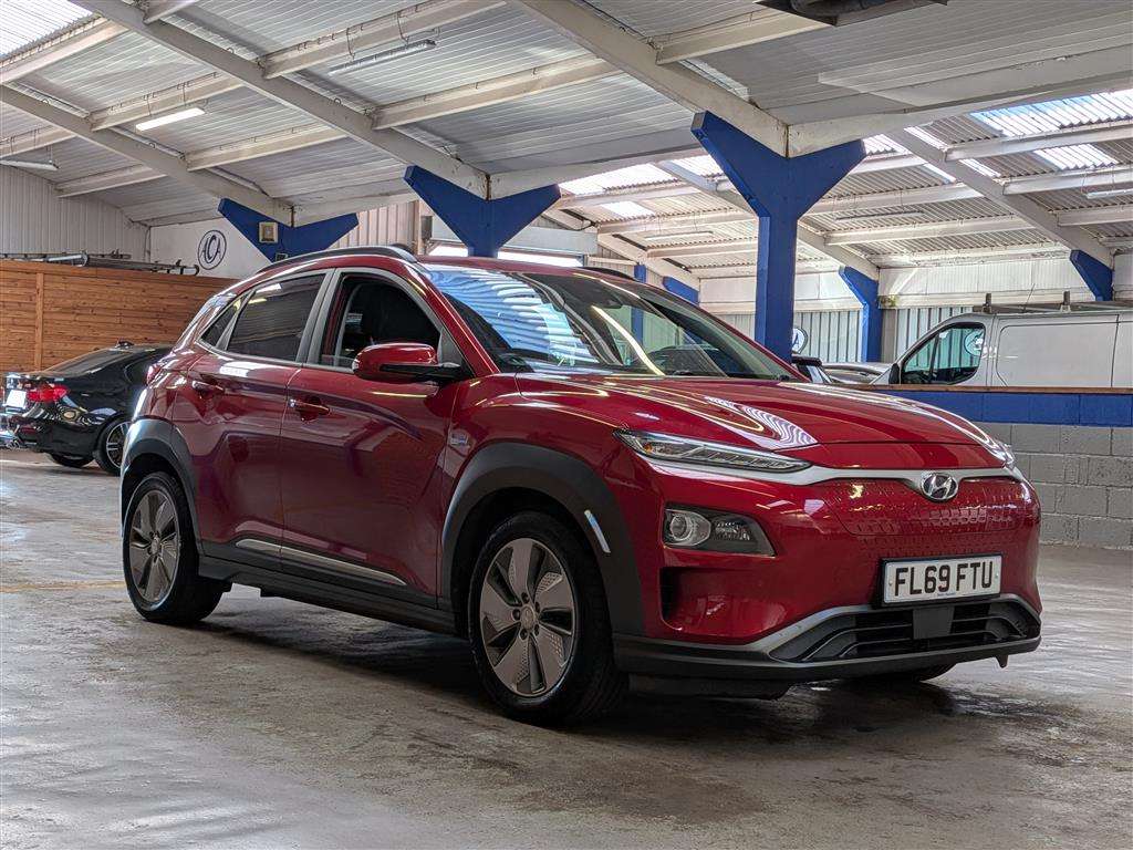 <p>2019 HYUNDAI KONA PREMIUM SE EV</p>