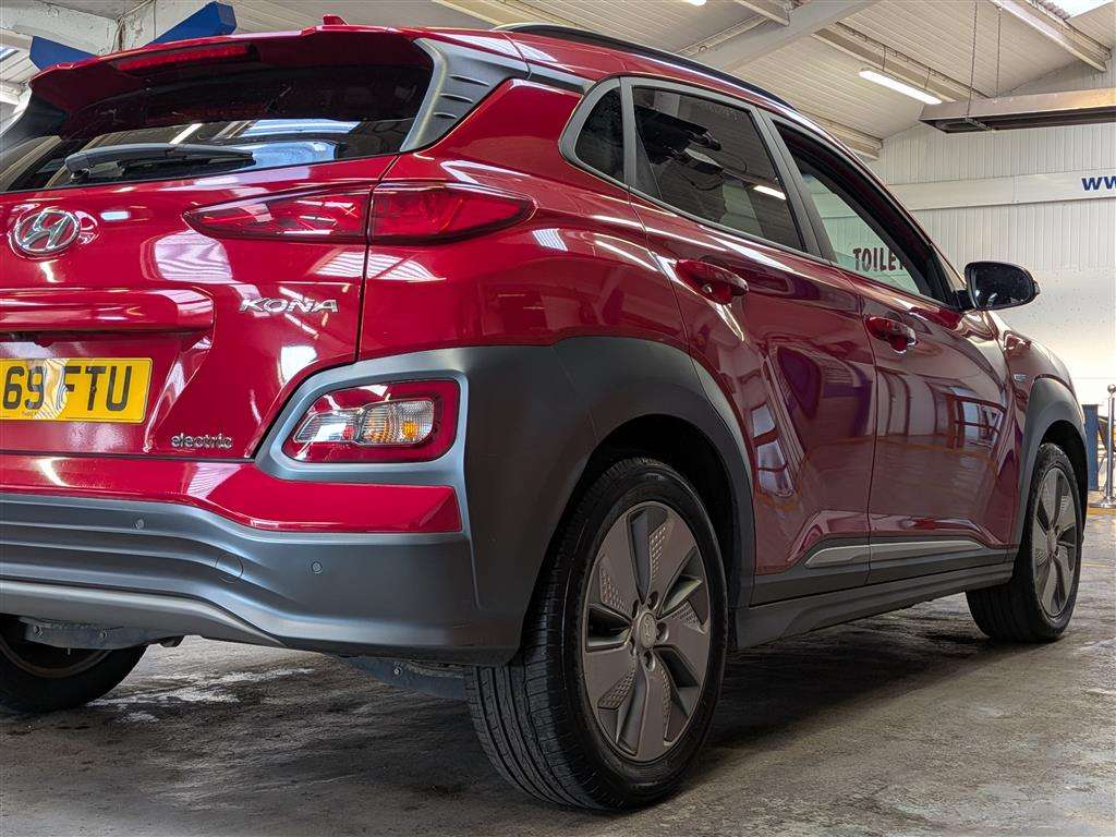 <p>2019 HYUNDAI KONA PREMIUM SE EV</p>