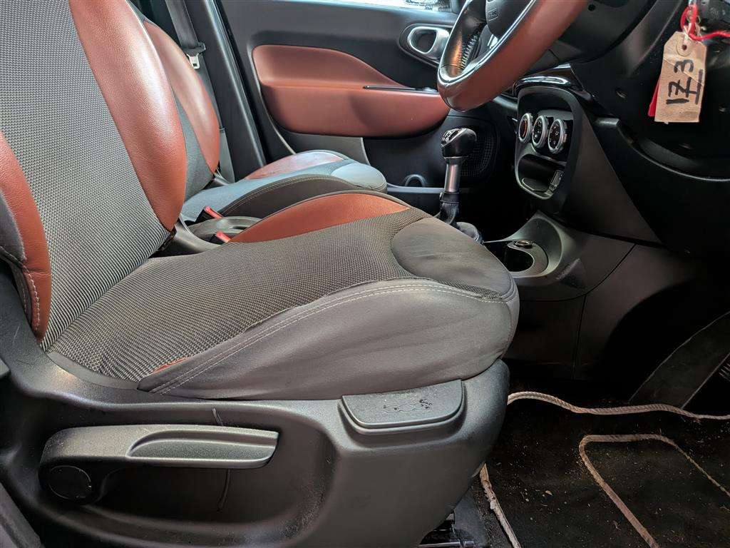 <p>2014 FIAT 500L TREKKING MULTIJET</p>