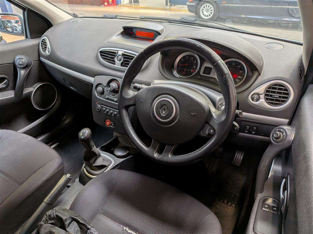 <p>2006 RENAULT CLIO DYNAMIQUE S</p>