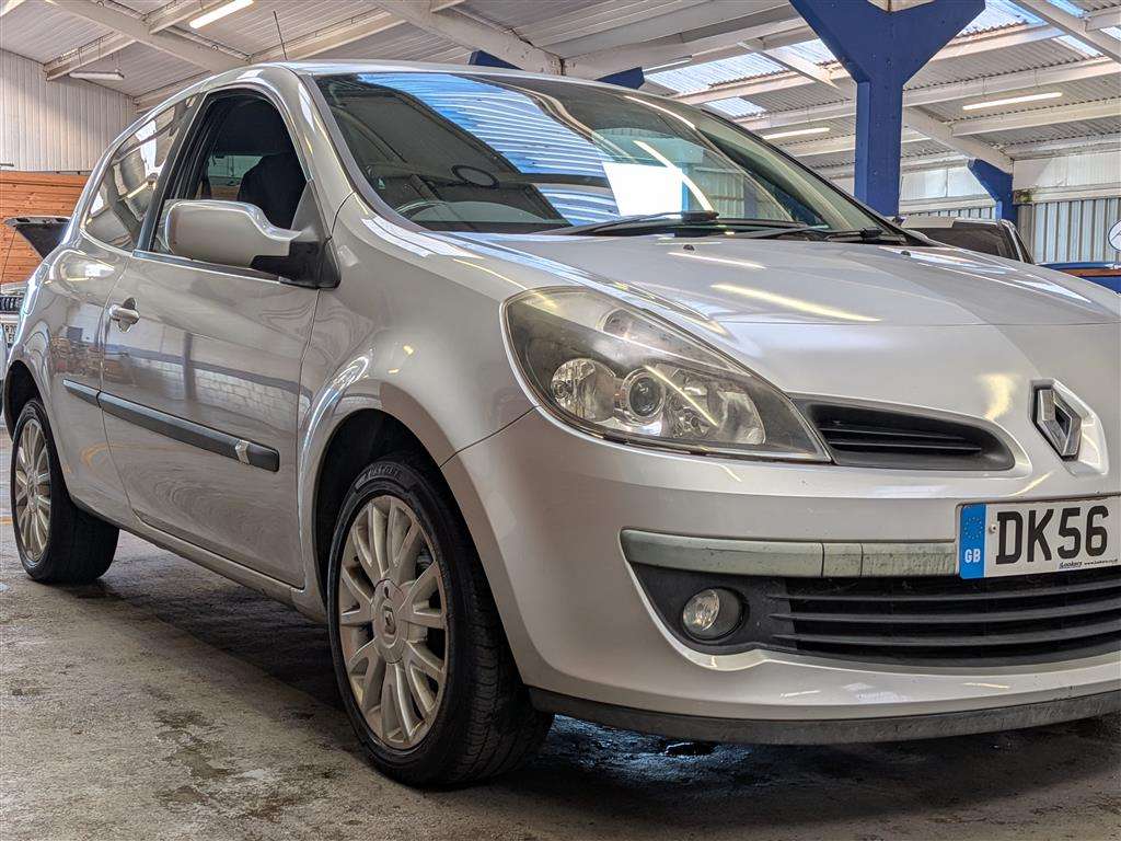 <p>2006 RENAULT CLIO DYNAMIQUE S</p>