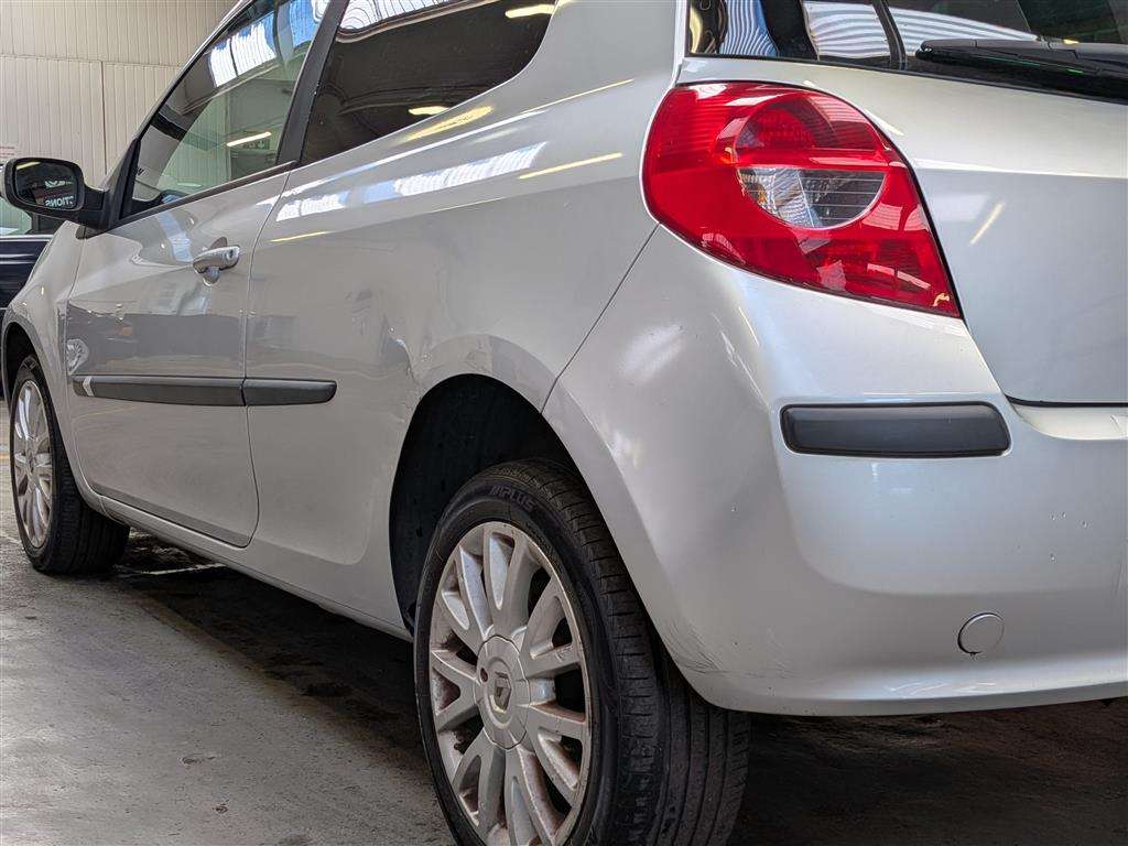<p>2006 RENAULT CLIO DYNAMIQUE S</p>