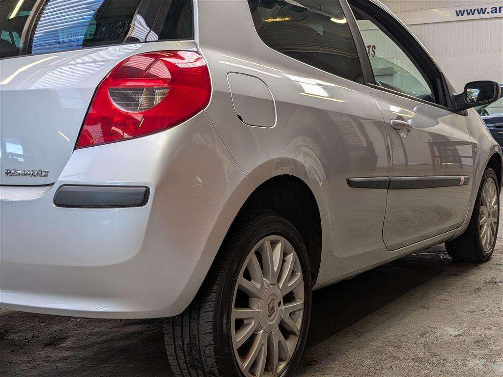 <p>2006 RENAULT CLIO DYNAMIQUE S</p>