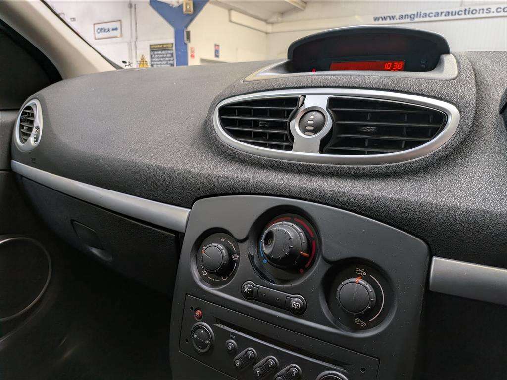 <p>2006 RENAULT CLIO DYNAMIQUE S</p>