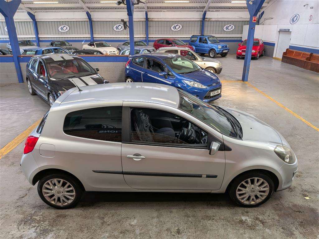 <p>2006 RENAULT CLIO DYNAMIQUE S</p>