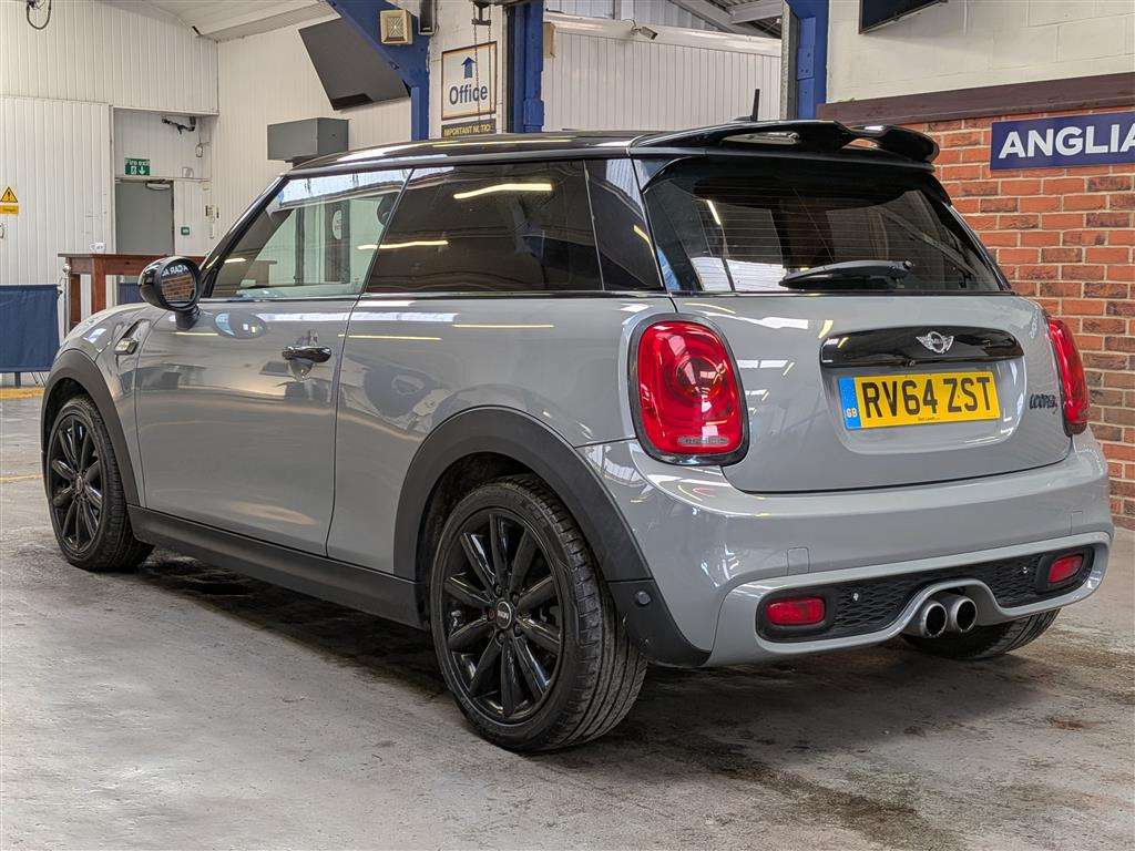 <p>2014 MINI COOPER S AUTO</p>