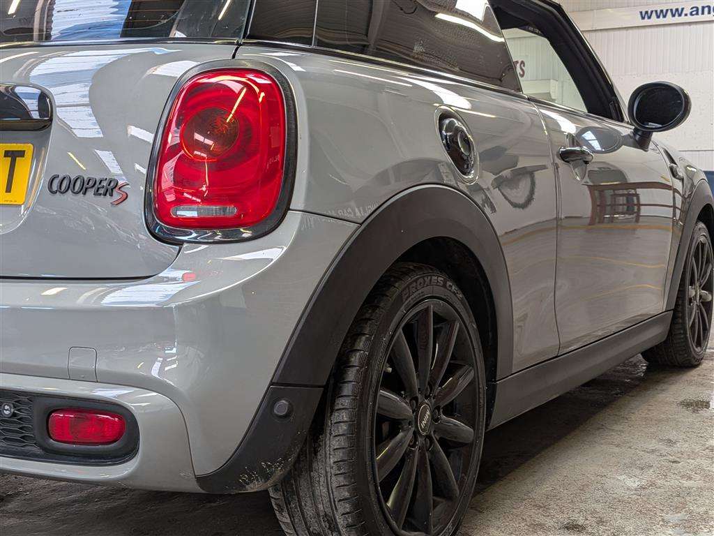 <p>2014 MINI COOPER S AUTO</p>