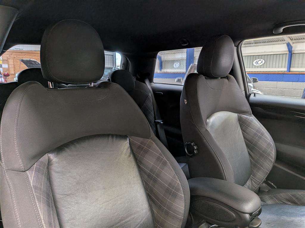 <p>2014 MINI COOPER S AUTO</p>