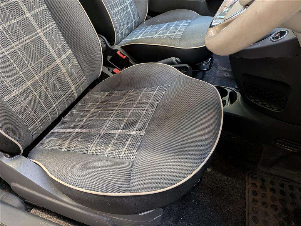 <p>2016 FIAT 500 LOUNGE</p>