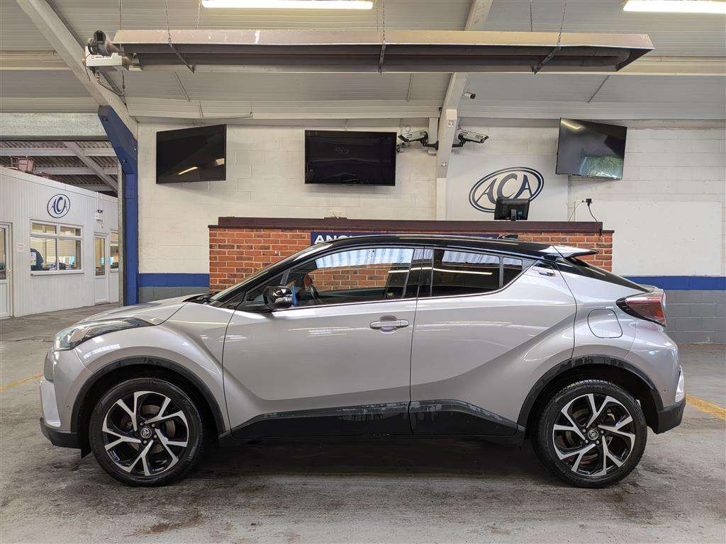 <p>2017 TOYOTA C-HR DYNAMIC</p>