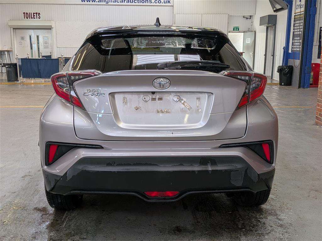 <p>2017 TOYOTA C-HR DYNAMIC</p>