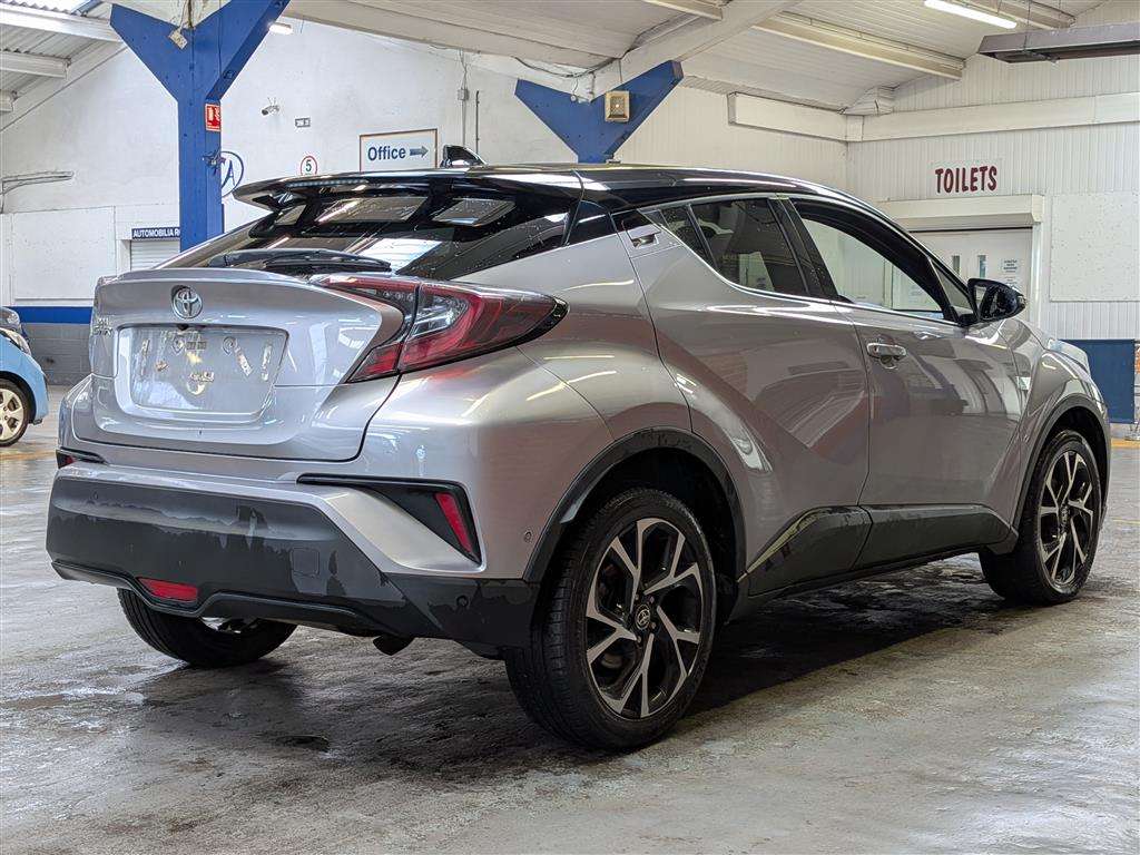 <p>2017 TOYOTA C-HR DYNAMIC</p>