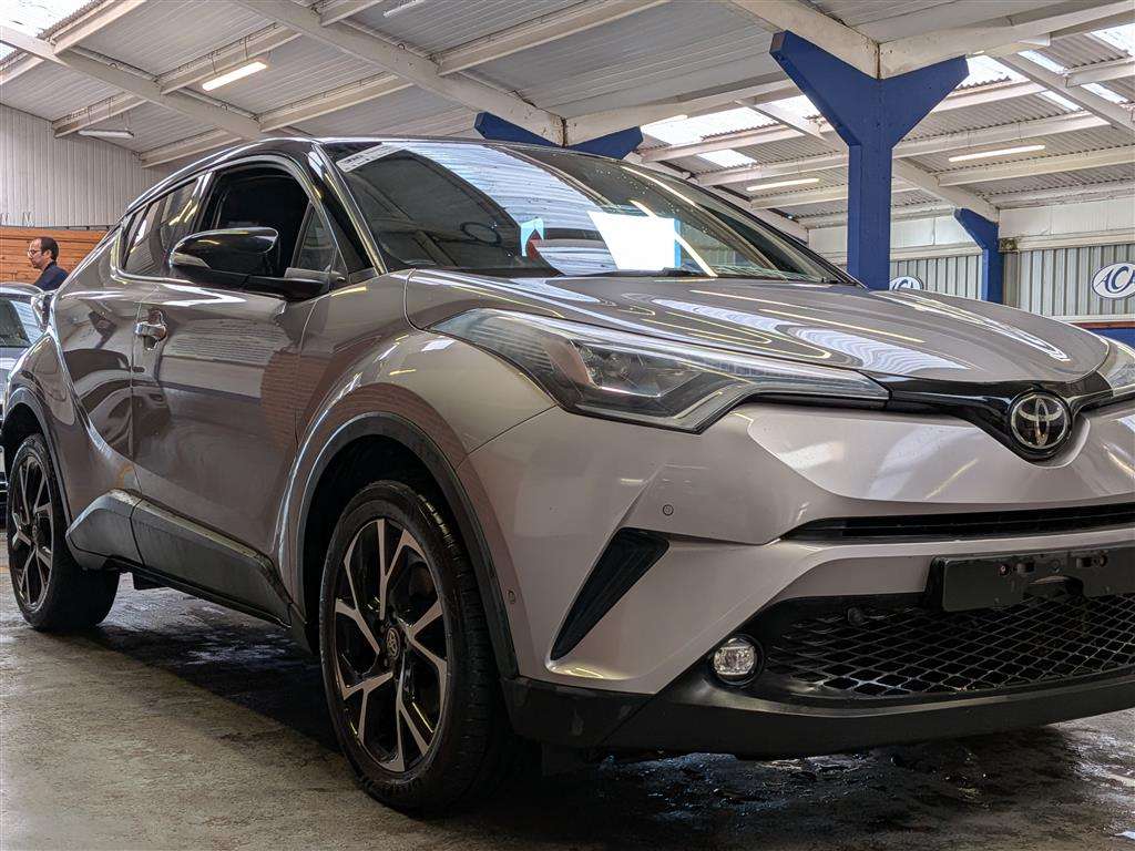 <p>2017 TOYOTA C-HR DYNAMIC</p>