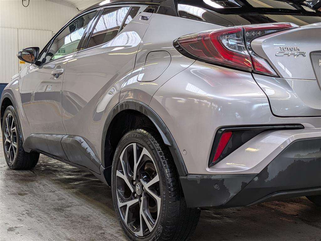 <p>2017 TOYOTA C-HR DYNAMIC</p>