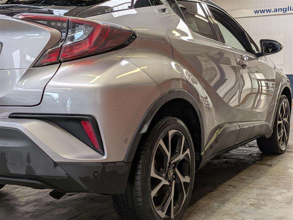 <p>2017 TOYOTA C-HR DYNAMIC</p>