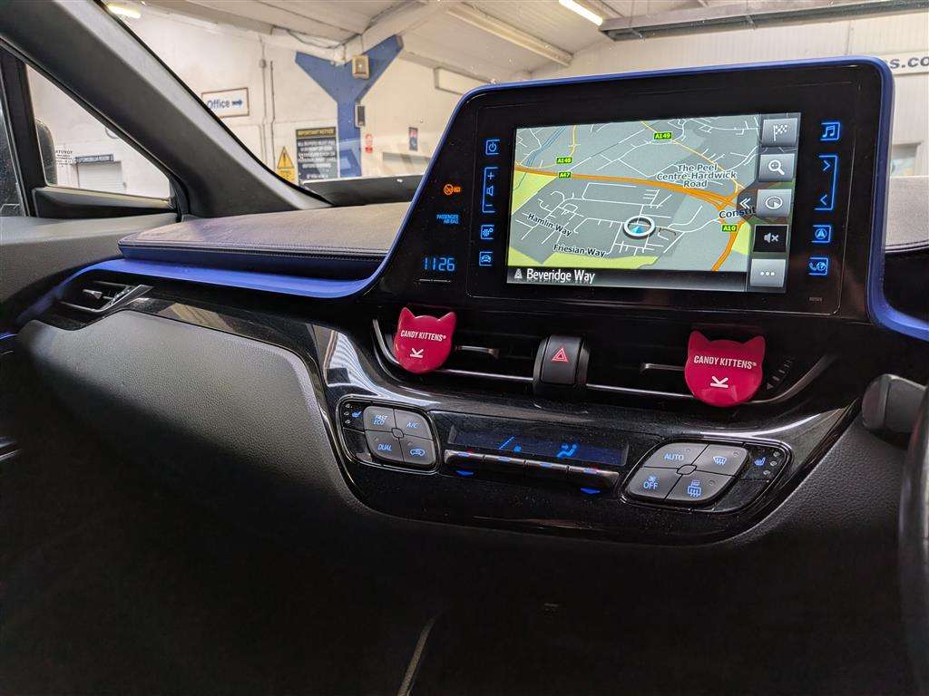 <p>2017 TOYOTA C-HR DYNAMIC</p>